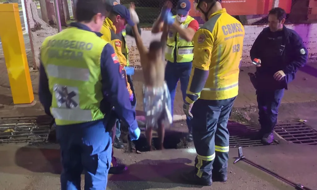 O Jovem de 22 anos passou a noite em galerias subterrâneas e foi resgatado durante a madrugada após fugir com medo de ser detido por suspeita de violência doméstica