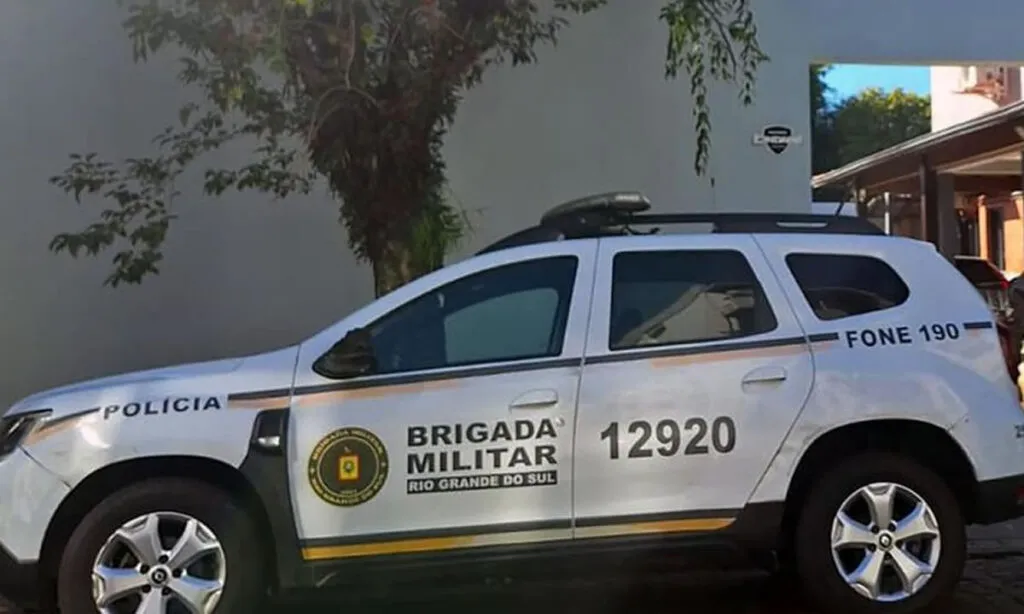 A adolescente morava com o pai e a madrasta. O pai, segundo a polícia, um homem de 36 anos, fugiu após o crime