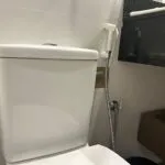 Para que serve o chuveirinho ao lado do vaso sanitário nos hotéis? Muito mais que higiene íntima