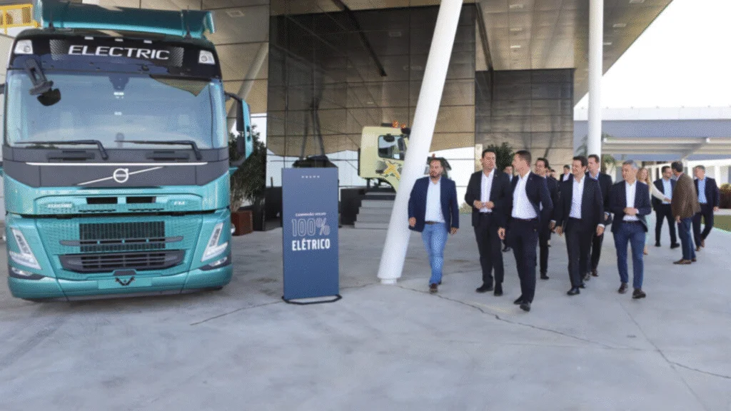 Volvo inicia produção do primeiro chassi de ônibus biarticulado 100% elétrico em Curitiba, com capacidade de exportação para sistemas BRT no mundo