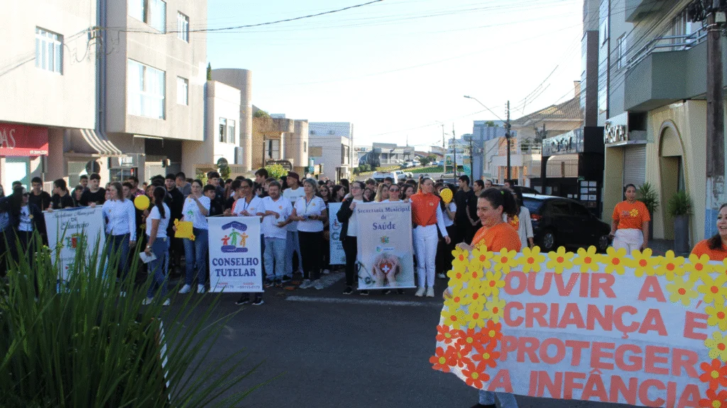 Caminhada reuniu cerca de 500 alunos e envolveu diversas entidades em uma mobilização pela conscientização e enfrentamento à violência infanto-juvenil