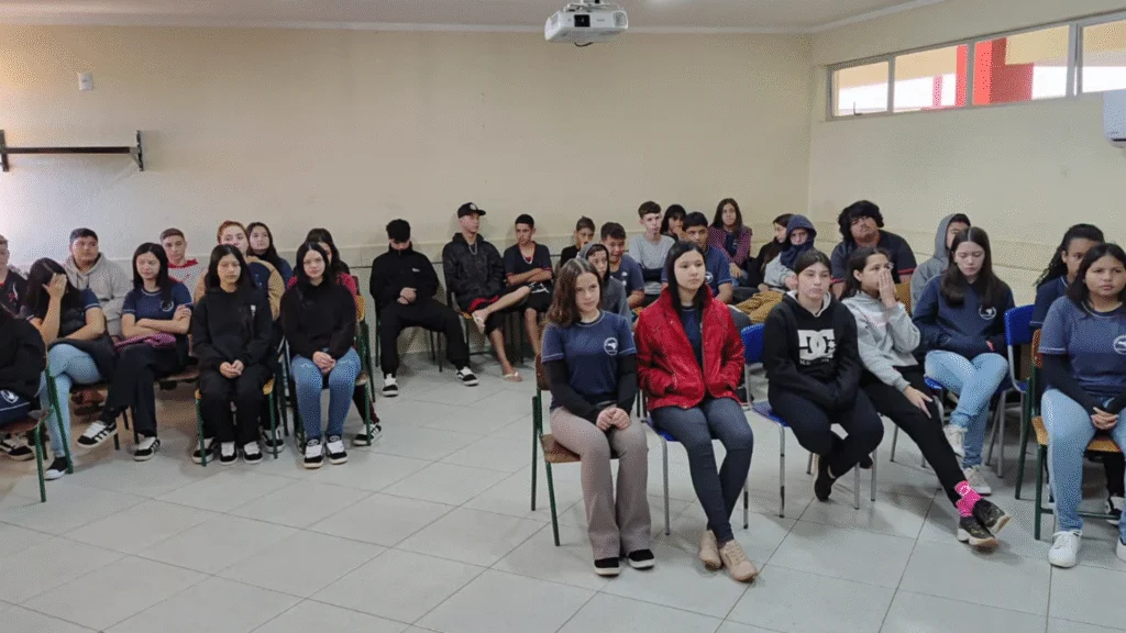 Ederson Schenkel visitou a EEB Irineu Bornhausen como forma de comemorar o Dia Nacional da Educação Legislativa