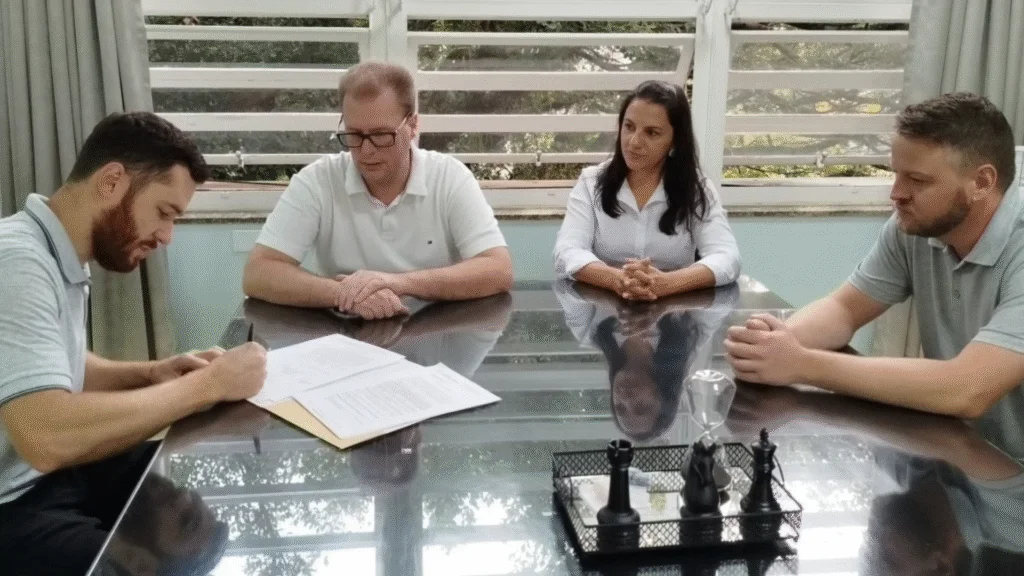 Ordem de serviço foi assinada pelo prefeito de São José do Cedro Fernando Will ao lado da equipe técnica e da empresa responsável, na última semana