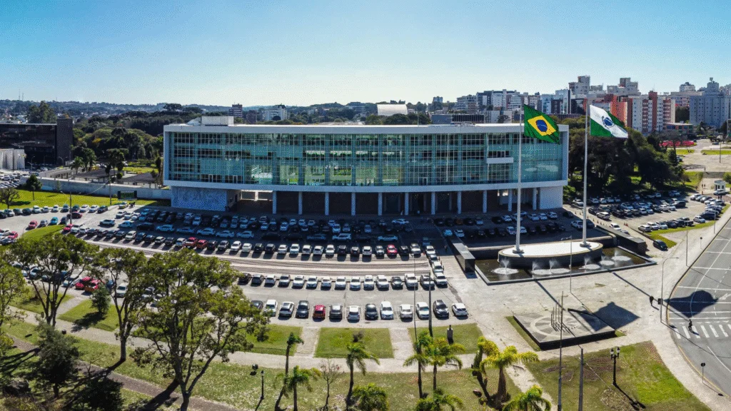 Com quase R$ 1 bilhão recuperado em 2024, Paraná alcança resultado histórico na Dívida Ativa. A iniciativa reforça a capacidade de investimento do Estado sem penalizar quem paga em dia