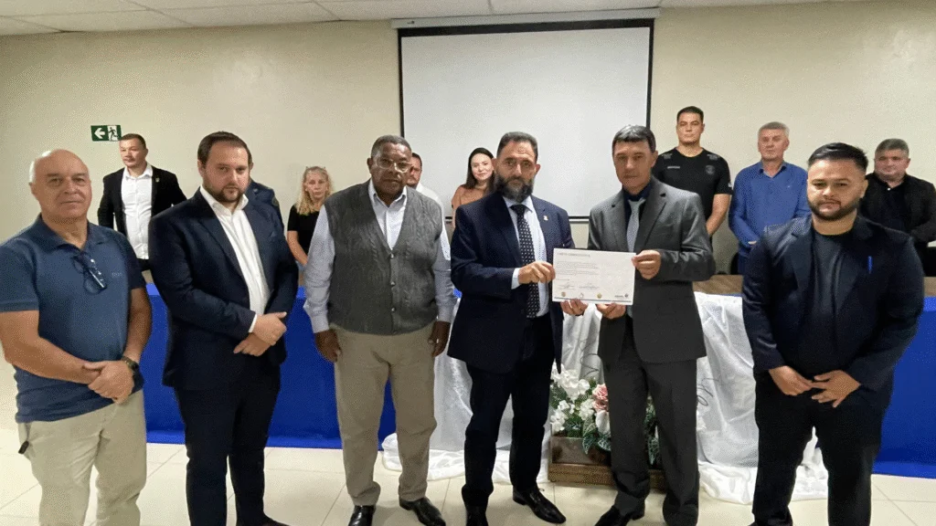 A entrega da carta constitutiva foi realizada pelo Coordenador dos CONSEGs junto a Secretaria de Estado de Segurança Pública Coronel PMPR Chehade Elias Geha