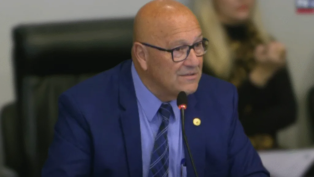 Deputado alerta para a baixa taxa de vacinação contra a gripe no Paraná e destaca a importância da imunização, especialmente para crianças, gestantes e idosos.