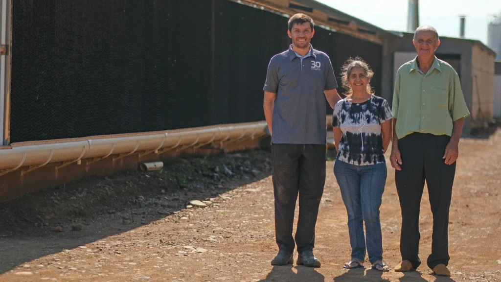 Quinto vídeo da série de 35 anos da Cooperativa Sicredi Fronteiras mostra como o investimento rural manteve o filho na propriedade e fortaleceu as raízes familiares em Barracão/PR