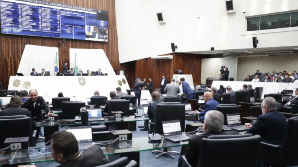 Na Assembleia Legislativa do Paraná, começou a tramitar a proposta do Poder Executivo que prevê o reajuste salarial para os professores da rede pública estadual. 
