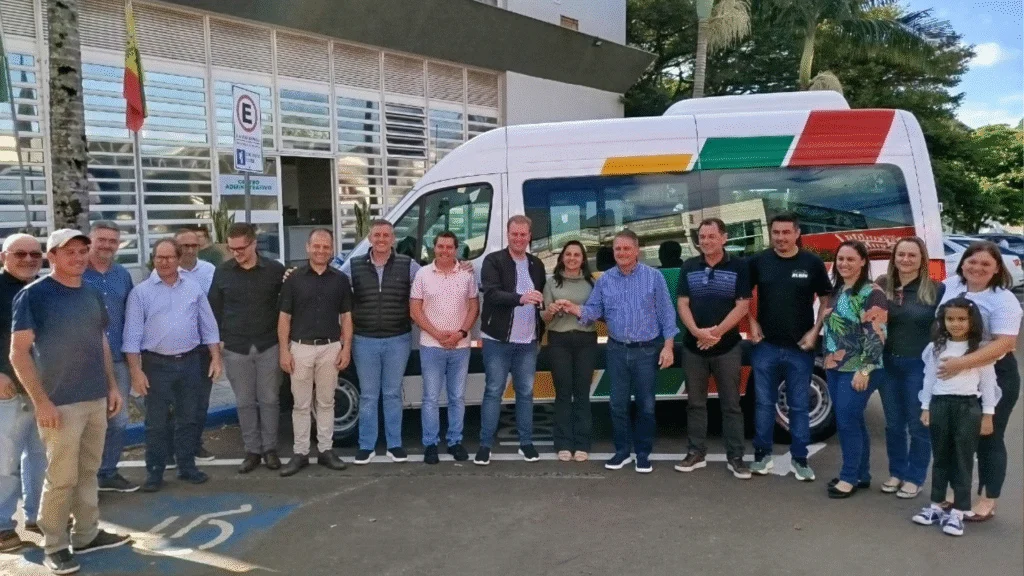 São José do Cedro recebe Van para a Saúde e garante R$ 200 mil para a agricultura
