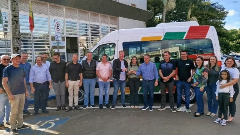 São José do Cedro recebe Van para a Saúde e garante R$ 200 mil para a agricultura