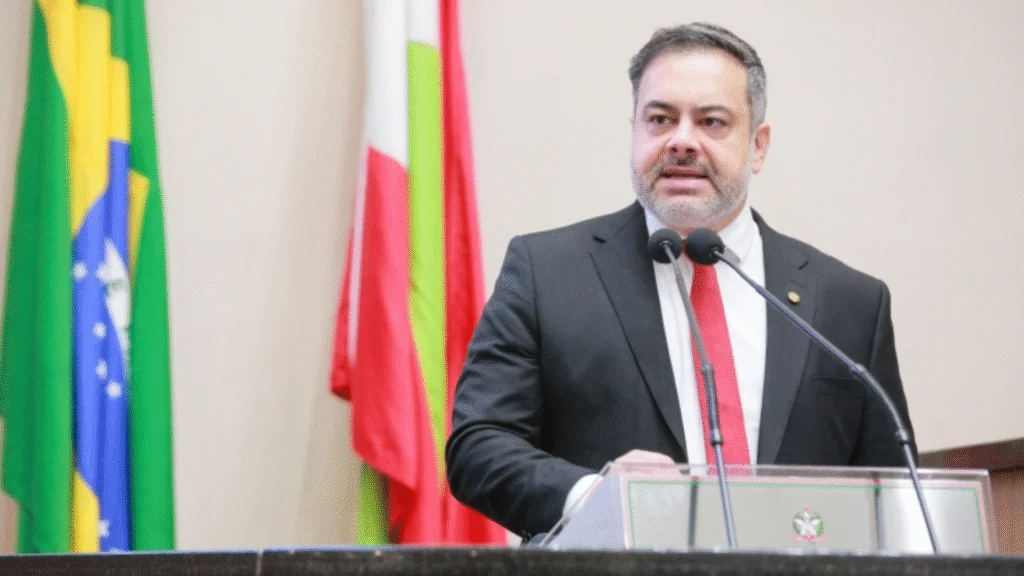 Deputado propõe projetos sobre inteligência artificial, cibersegurança e mudanças climáticas para fortalecer a gestão pública e proteger a população catarinense
