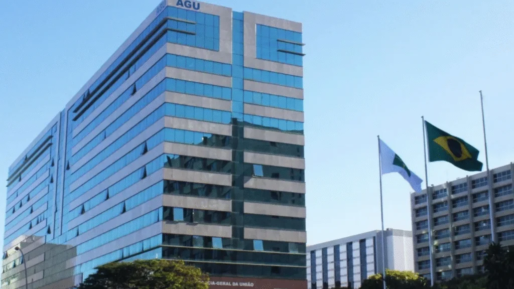 A Advocacia-Geral da União (AGU) acionou o Supremo Tribunal Federal (STF) nesta segunda-feira (26) solicitando a aplicação imediata de punições às redes sociais que não adotarem medidas eficazes contra a disseminação de desinformação e discurso de ódio. 
