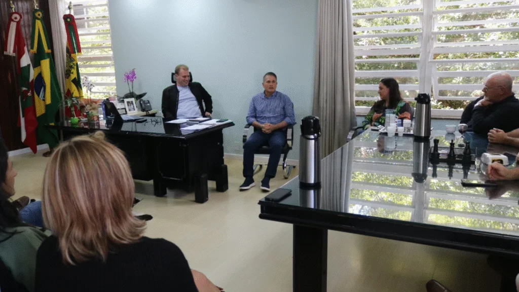 Em visita oficial o deputado Altair Silva realizou a entrega doe um veículo para a Saúde e anunciou novos investimentos para fortalecer a agricultura do município