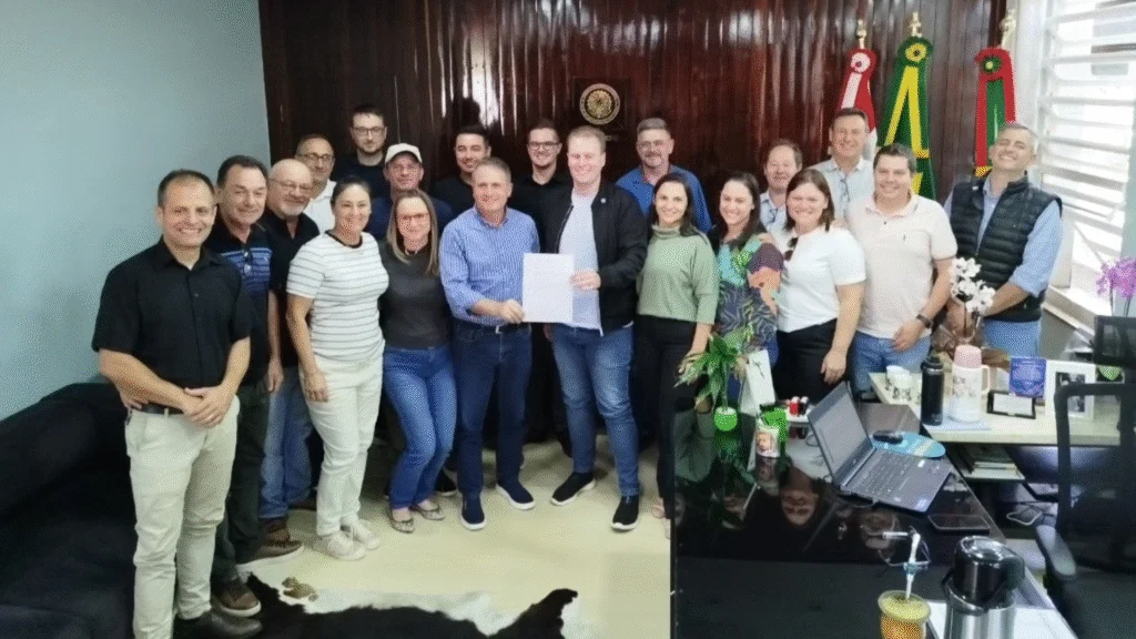 Em visita oficial o deputado Altair Silva realizou a entrega do veículo e anunciou novos investimentos para fortalecer para o município