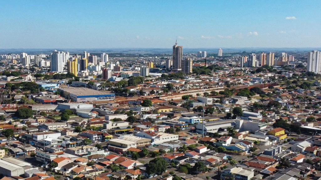 Número de novas empresas no Paraná aumenta 23,5% nos primeiros meses de 2025, impulsionado por medidas como o Selo de Baixo Risco que facilita a formalização de negócios