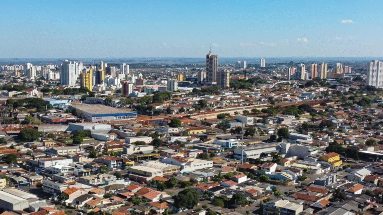 Abertura de empresas cresce mais de 23% no Paraná em 2025