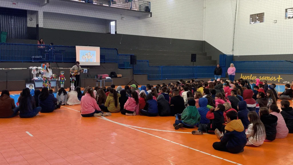 Dionísio Cerqueira promoveu uma palestra-show educativa sobre combate ao abuso e exploração sexual infantil com alunos da rede municipal