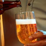 Cerveja em excesso pode afetar a saúde da próstata e a vida sexual masculina