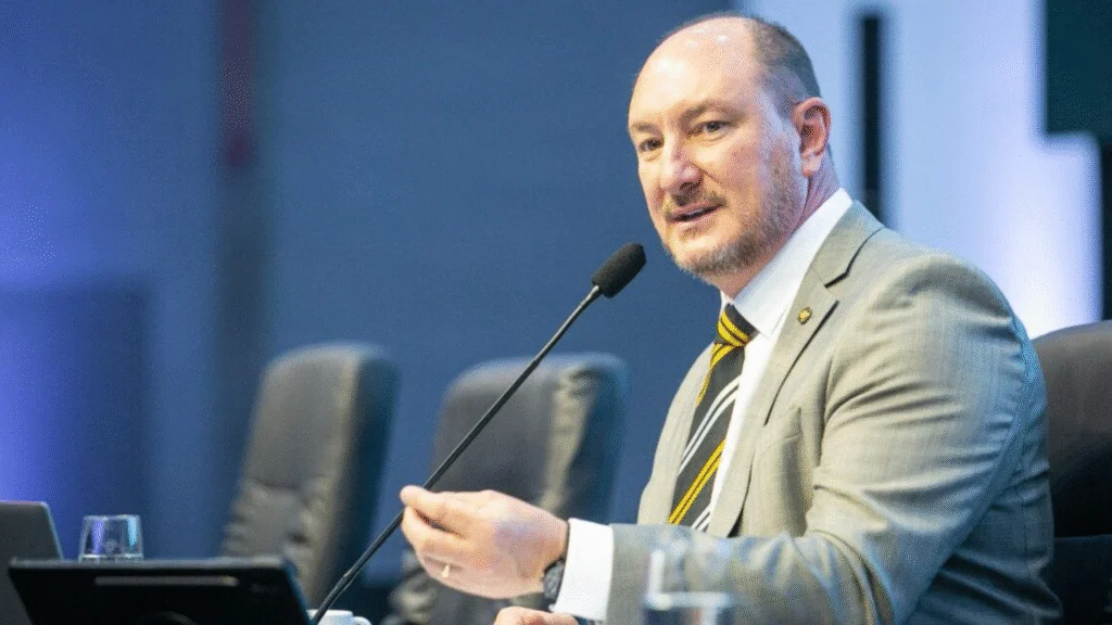 A Assembleia Legislativa promoveu, nesta quarta-feira (21), uma audiência pública para debater a participação de atletas de outros estados nas competições organizadas pela Fundação Catarinense de Esporte (Fesporte) e fortalecer as modalidades esportivas locais. 