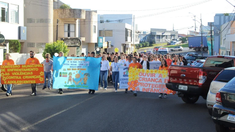 Dia Nacional de Combate ao Abuso de Crianças e Adolescentes é marcado por caminhada em Barracão
