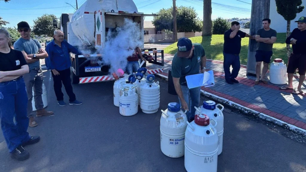A Secretaria de Agricultura realizou a entrega de sêmen de alta genética, botijões de nitrogênio e materiais técnicos para cerca de 80 produtores do município