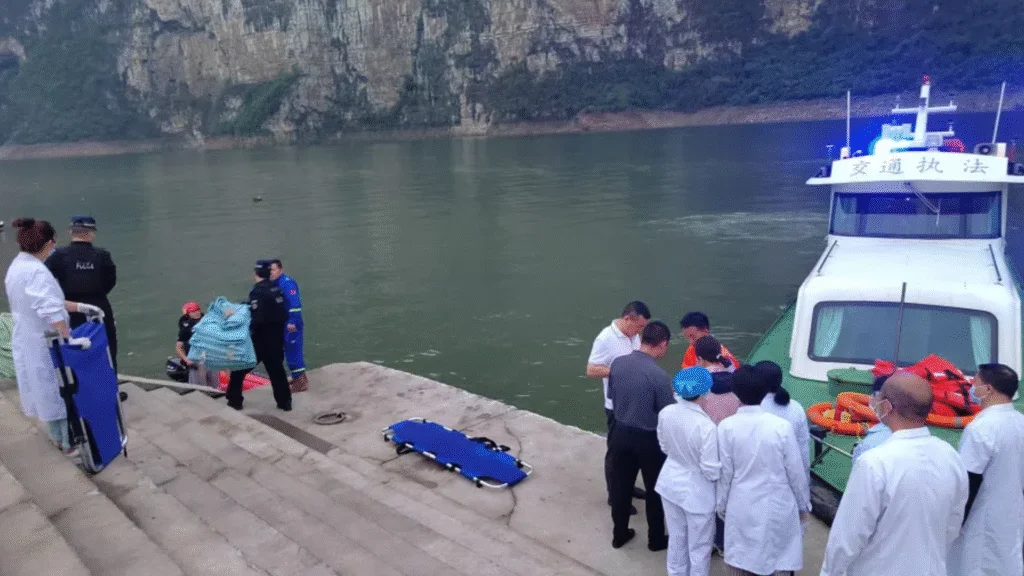Tragédia deixa dez mortos após naufrágio causado por ventos fortes; autoridades continuam buscas por desaparecido