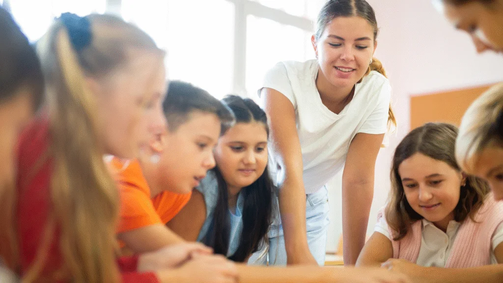 Desde o início de 2025, o uso de celulares foi restringido nas escolas públicas do Paraná. A mudança, que no início poderia parecer impopular, resultou em uma transformação surpreendentemente positiva no ambiente escolar