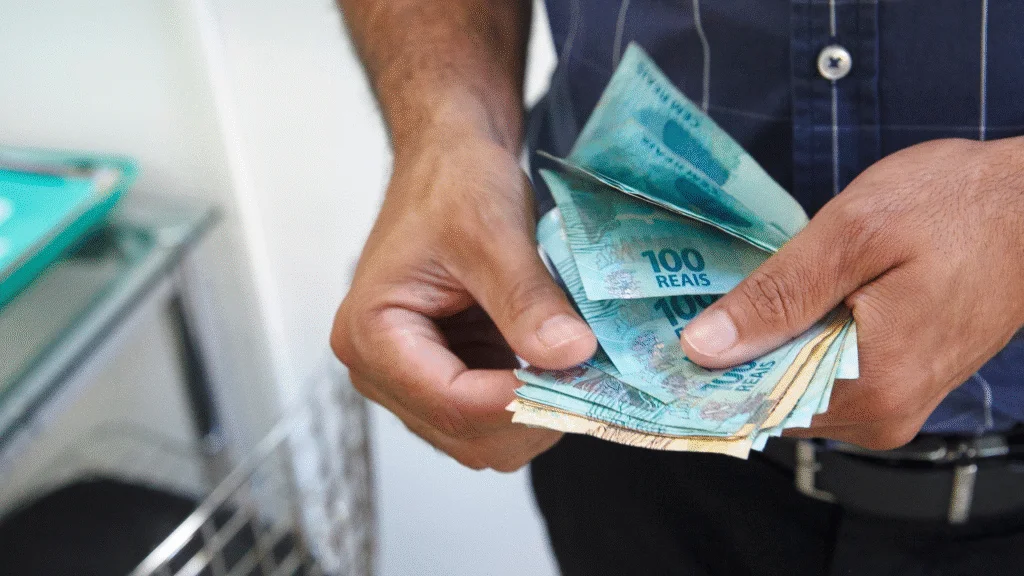 Mais de R$ 9 bilhões ainda aguardam resgate no Sistema de Valores a Receber; veja como consultar e recuperar o dinheiro esquecido