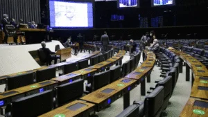 Proposta para aumentar número de deputados federais volta ao centro do debate político