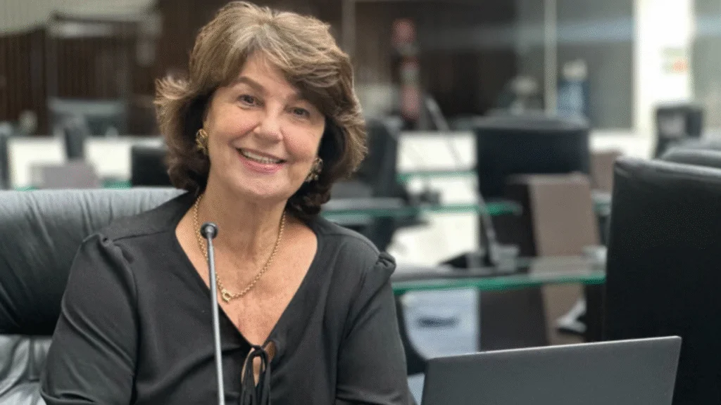 A deputada estadual Cristina Silvestri (PP) protocolou uma proposta de emenda à Constituição (PEC) que amplia a licença-paternidade no Paraná de 5 para 20 dias. 