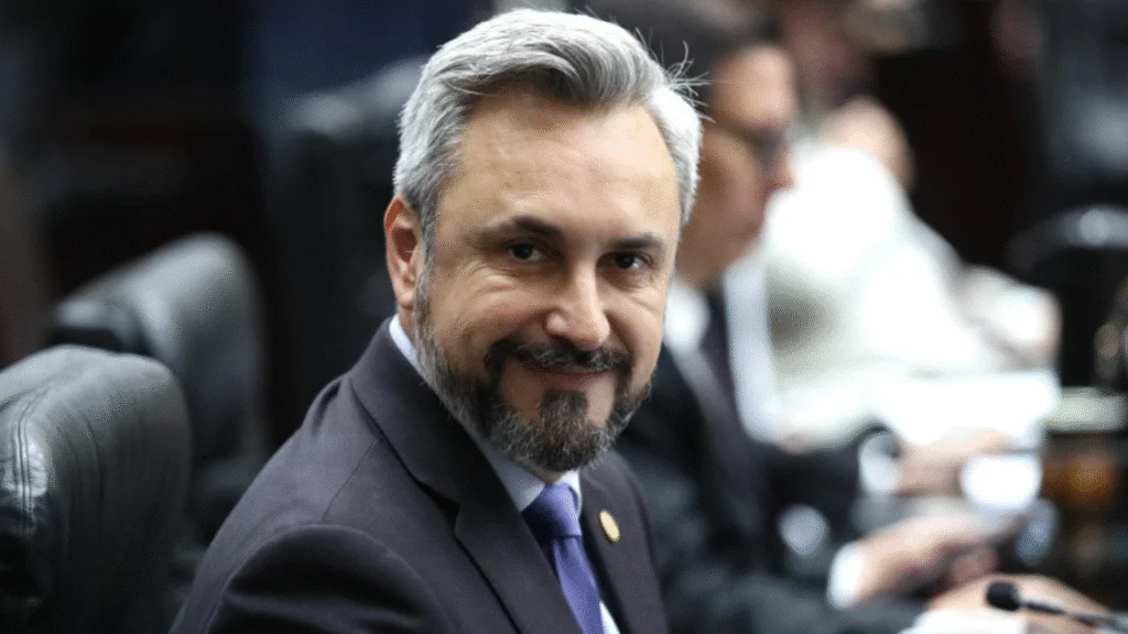 Proposta apresentada na Assembleia Legislativa busca garantir abono de faltas escolares para alunos da rede privada que participam de eventos esportivos oficiais, estendendo o benefício já previsto para a rede pública