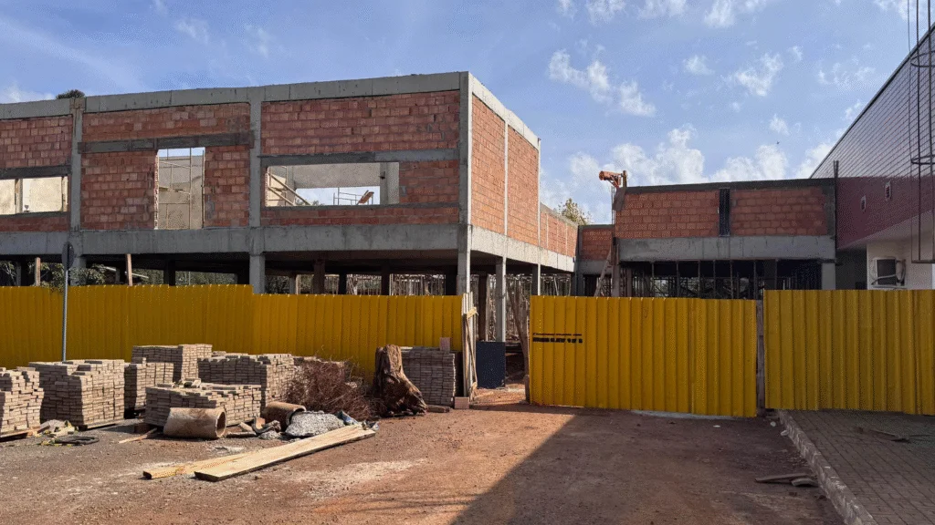 O Hospital Regional do Sudoeste em Francisco Beltrão está passando por uma expansão para melhorar a infraestrutura e os serviços, com investimentos significativos em hemodinâmica e UTI