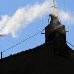 Fumaça Branca anuncia, o novo Papa foi eleito no 2º dia do conclave