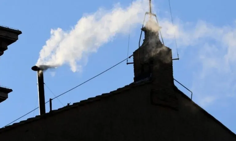 Fumaça Branca anuncia, o novo Papa foi eleito no 2º dia do conclave