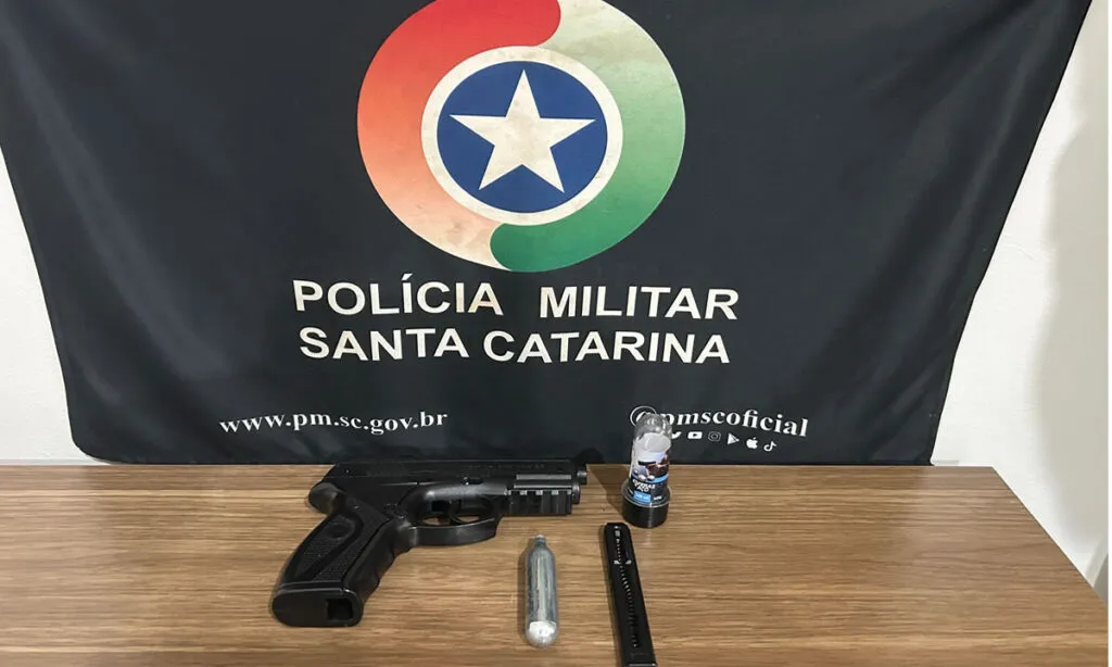 Jovem é flagrado com simulacro de arma após denúncia de ameaça em Francisco Beltrão