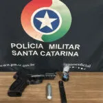 Jovem é flagrado com simulacro de arma após denúncia de ameaça em Francisco Beltrão