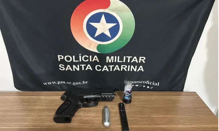 Jovem é flagrado com simulacro de arma após denúncia de ameaça em Francisco Beltrão