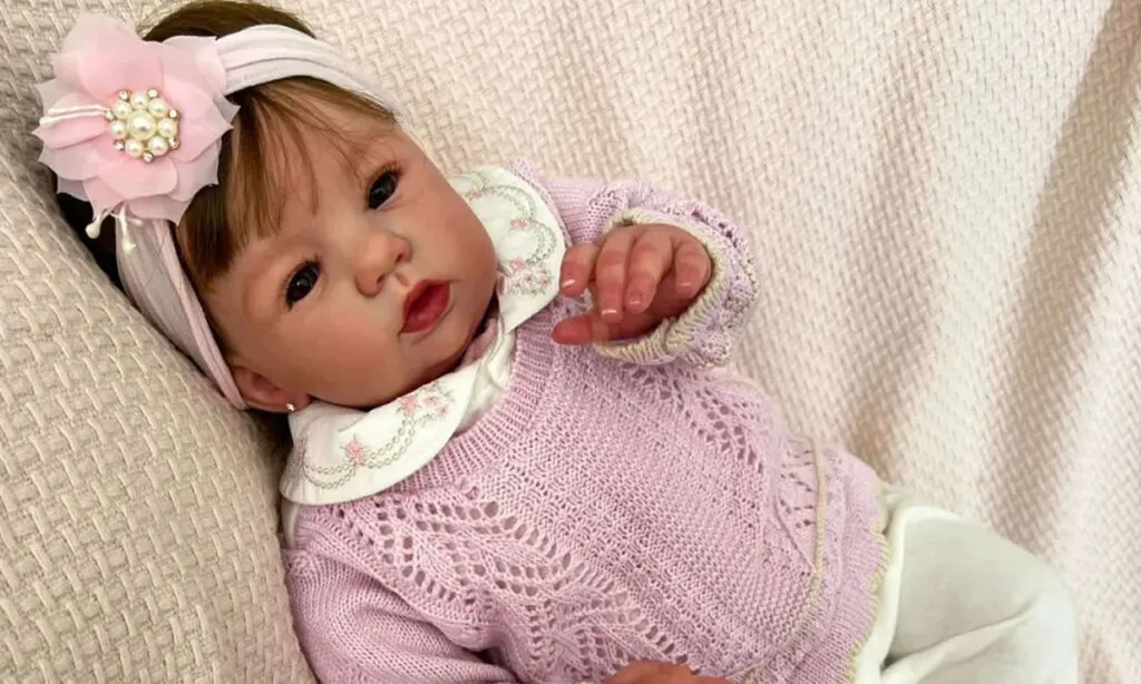 A mulher, estava visivelmente abalada ao relatar o ocorrido. “Eu só queria cuidar da minha filha”, disse ela, referindo-se à bebê reborn