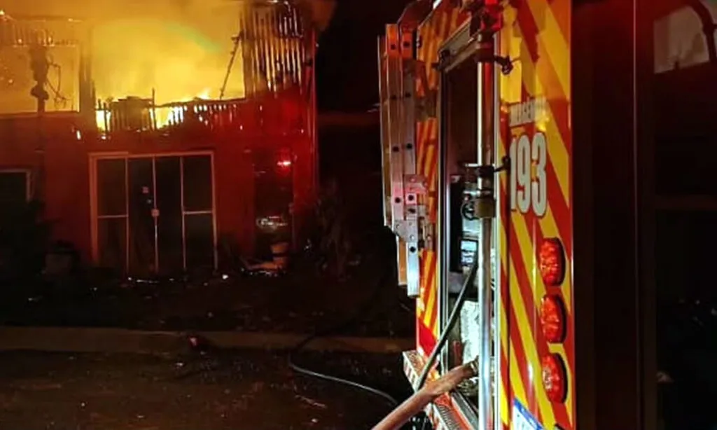 As equipes do Corpo de Bombeiros trabalharam mais de duas horas no combate as chamas. Residência de dois pavimentos ficou parcialmente destruída