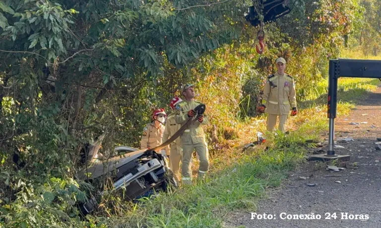 Casal morre em acidente entre carro e caminhão na PR 182