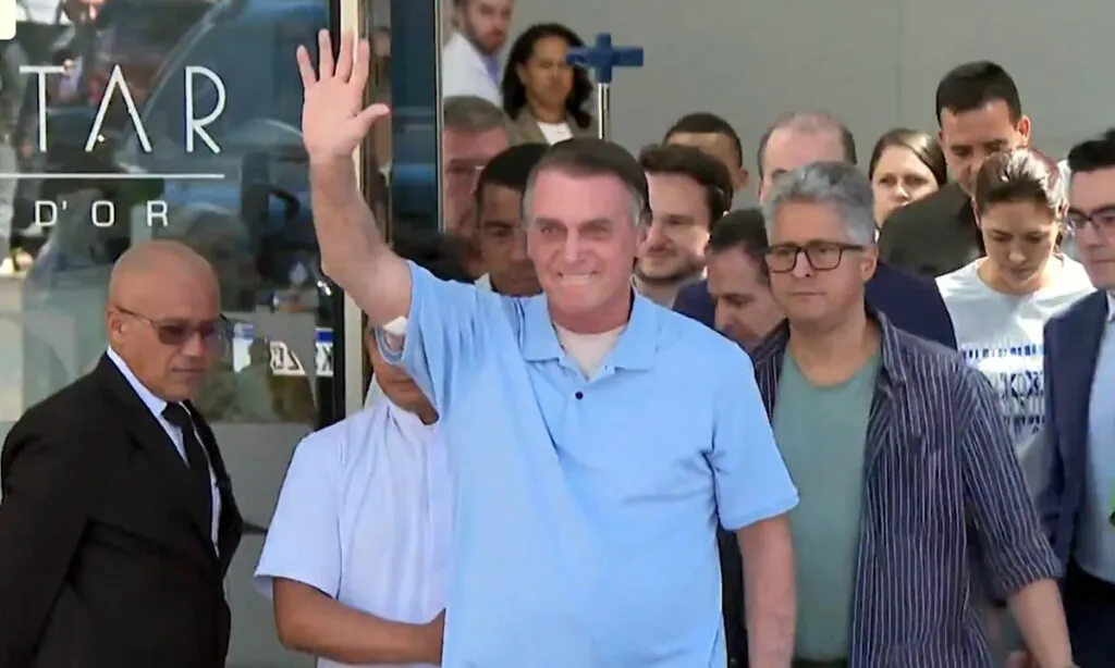 Ex-presidente Jair Bolsonaro passou por cirurgia para reconstruir parede abdominal
