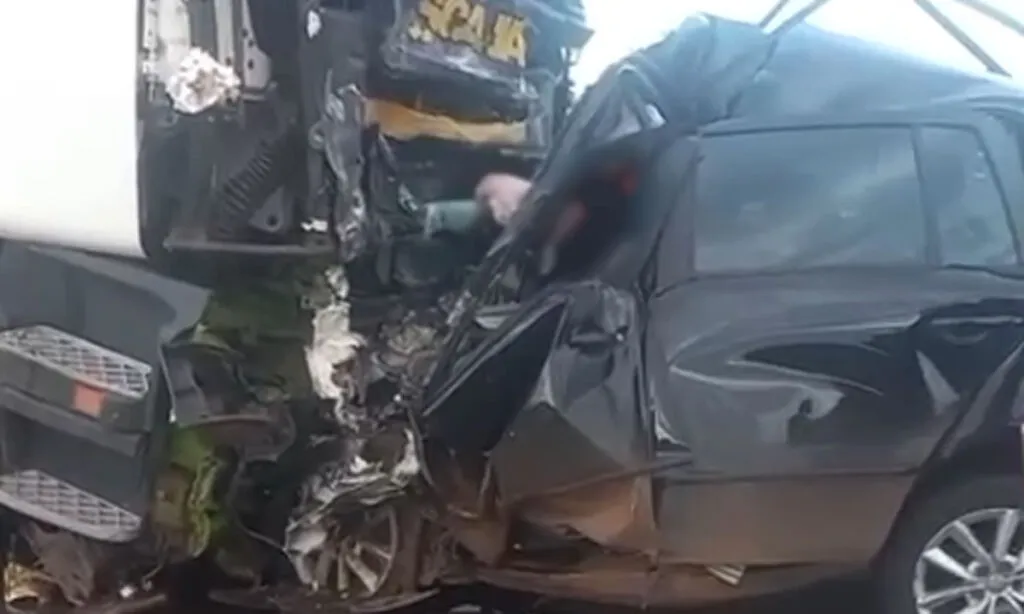 Colisão entre carro e caminhão ocorreu na manhã desta terça-feira; motorista do veículo de passeio morreu no local