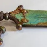 Espada celta de 2.300 anos com suásticas gravadas é encontrada na França