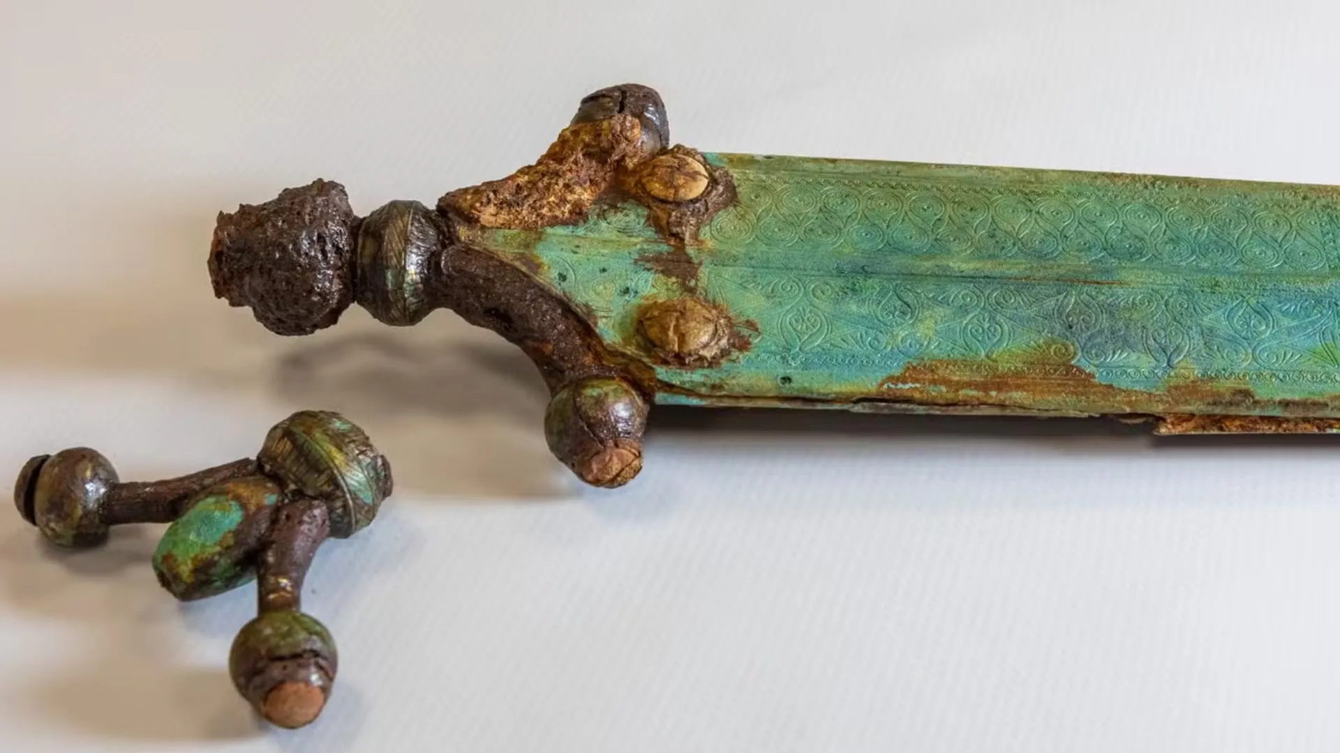 Espada celta de 2.300 anos com suásticas gravadas é encontrada na França
