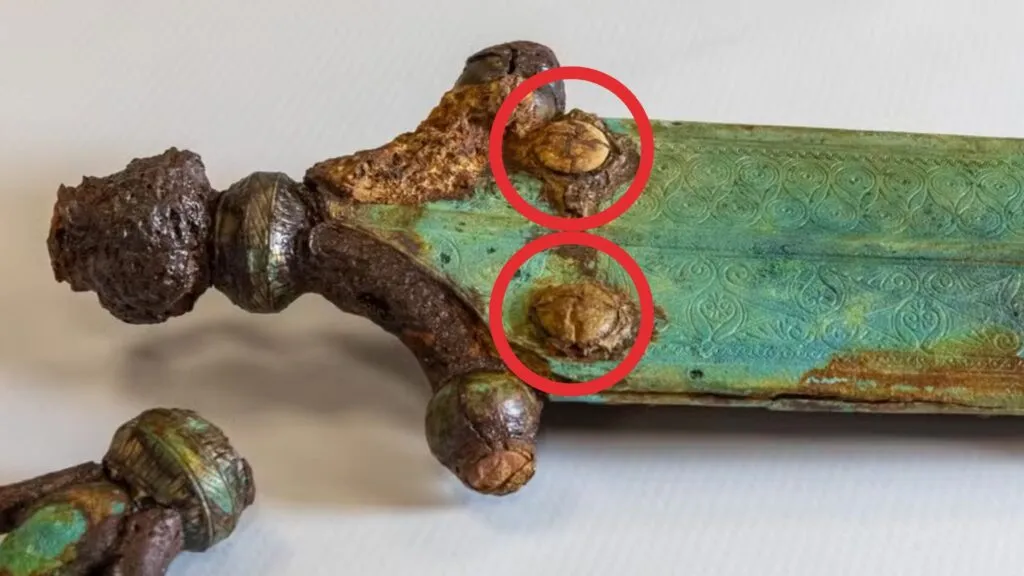 Espada celta de 2.300 anos com suásticas gravadas é encontrada na França