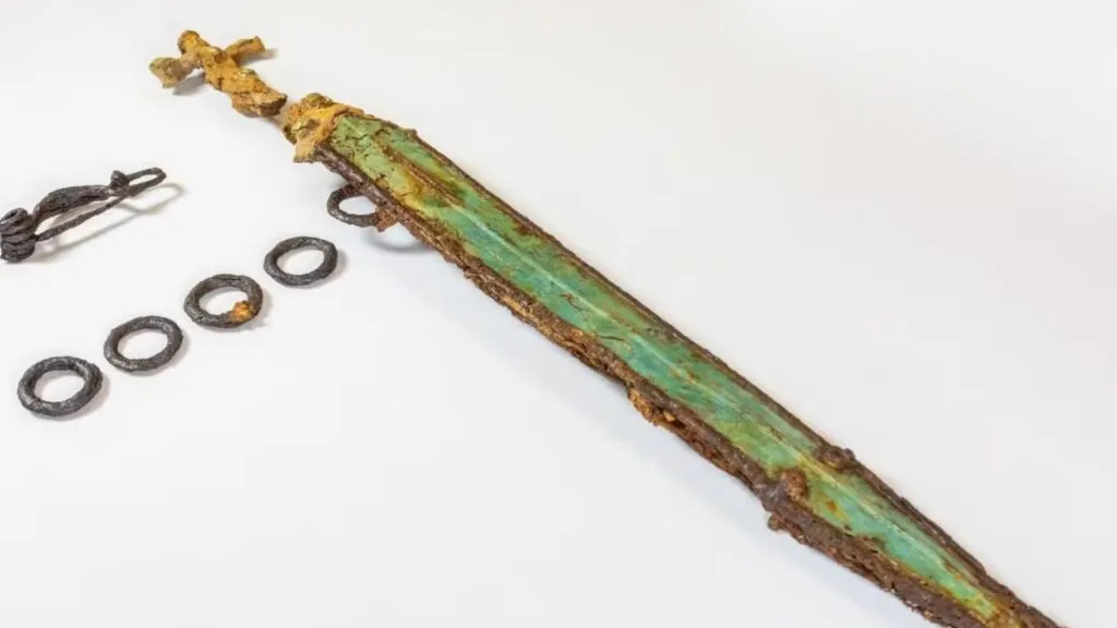 Espada celta de 2.300 anos com suásticas gravadas é encontrada na França