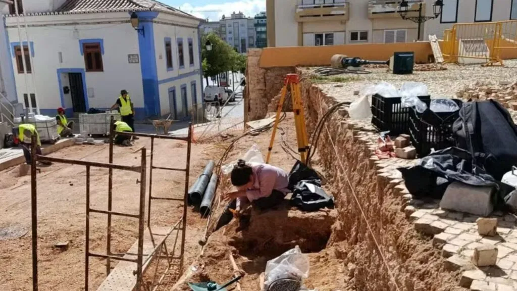 Muro desaba em igreja do século 15 e revela cemitério escondido com 12 esqueletos