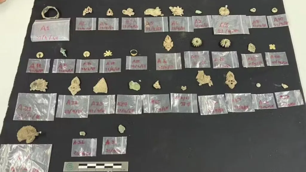Tesouros budistas de ouro e prata são revelados em templo milenar na Tailândia