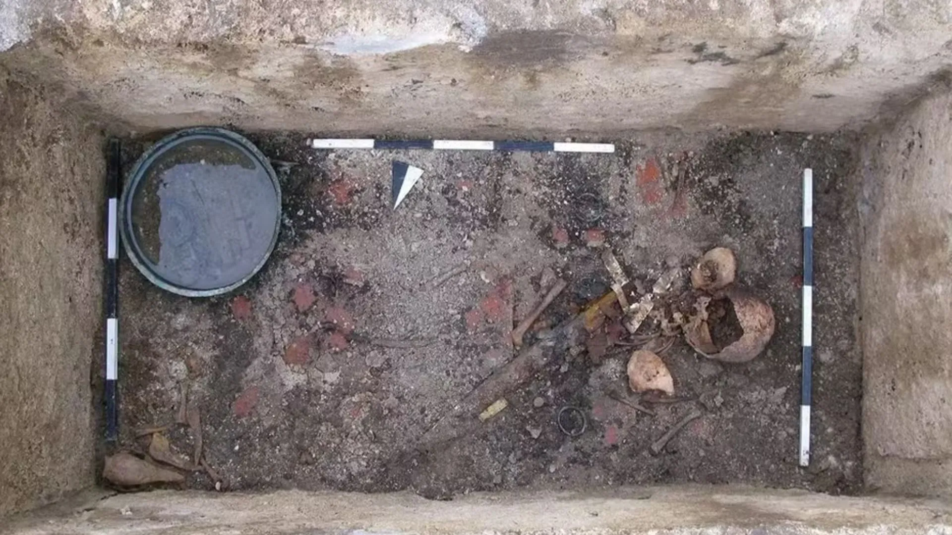 Arqueólogos encontram tumba de criança medieval com joias, espada e banquete