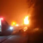 Motorista morre carbonizado após caminhão tombar e pegar fogo na BR 282